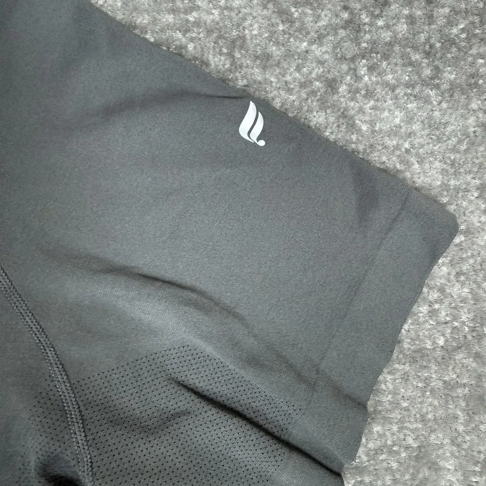 Fabletics T-Shirt Men's‎ Small Gray Training Day Performance Short Sleeve Crew - Picture 4 of 7
